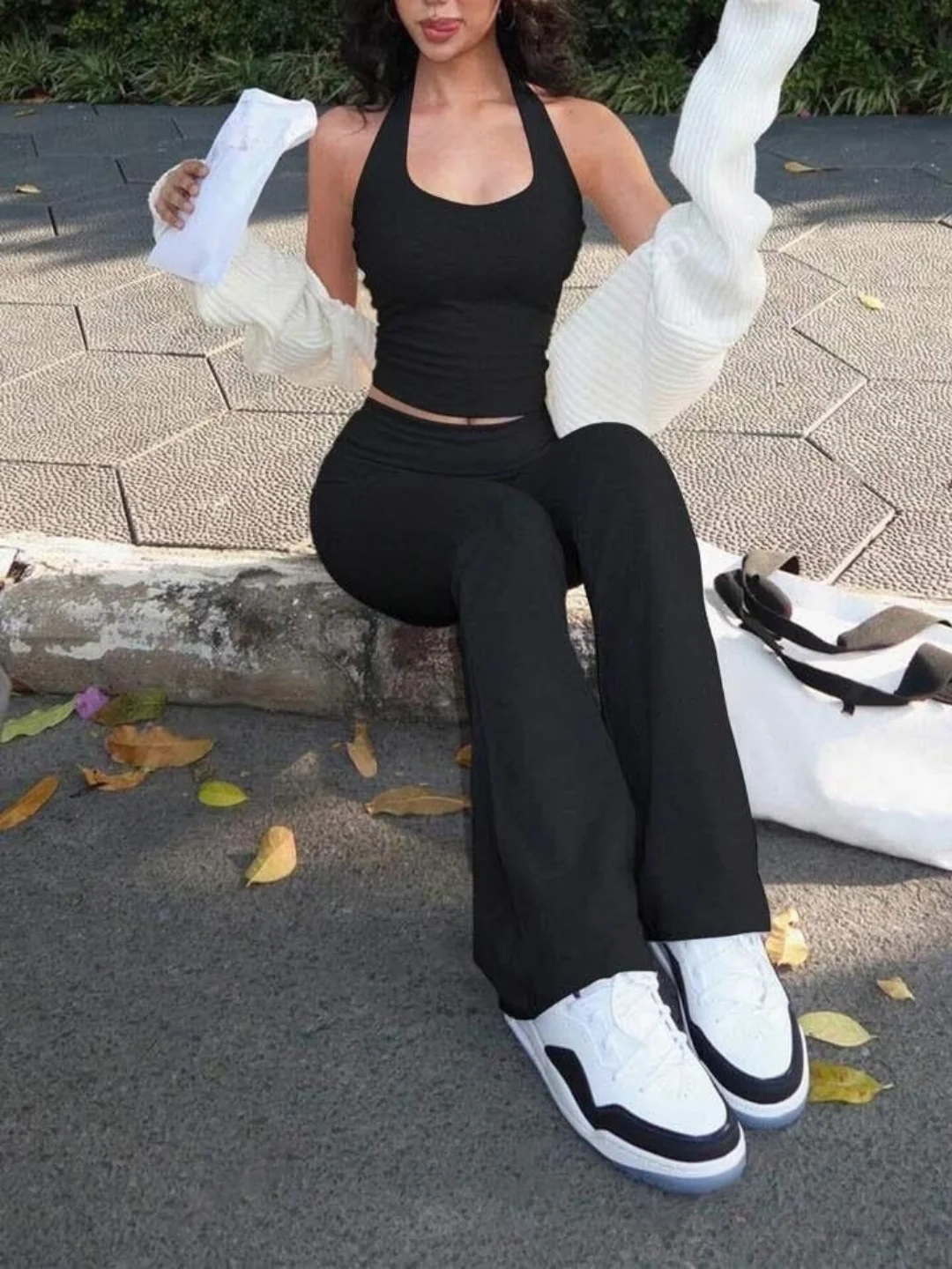 Halter neck top and flare pants - Image 5